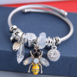 Fashion Jewelry Crystal Flower Bee Pendant Stainless Steel Wire Bracelet Women Bracelet